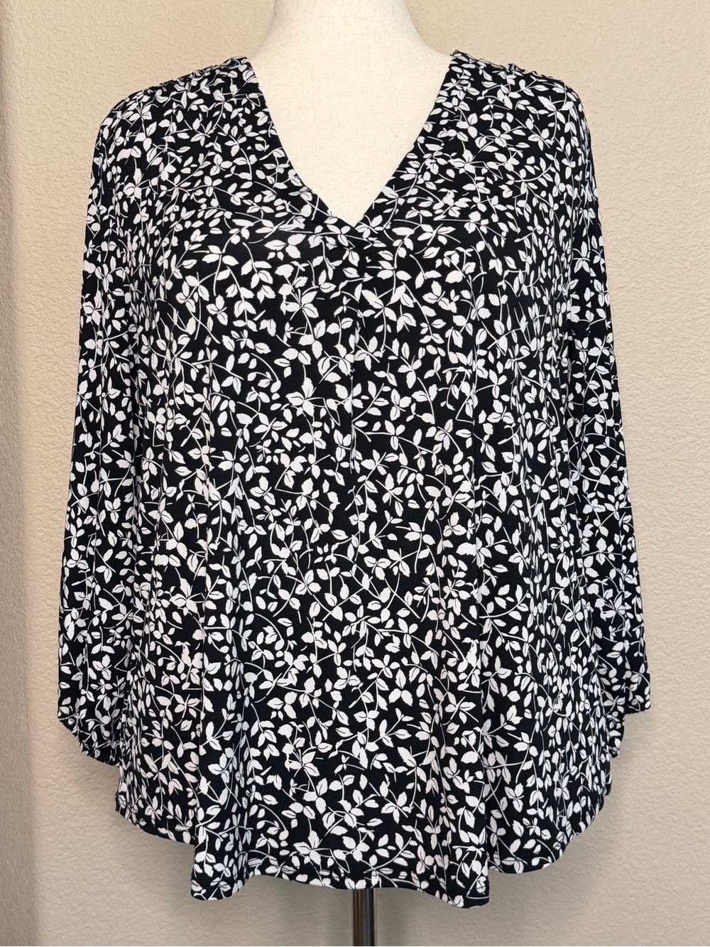Vince Camuto Black V-Neck Long-Sleeve Floral Vine Top